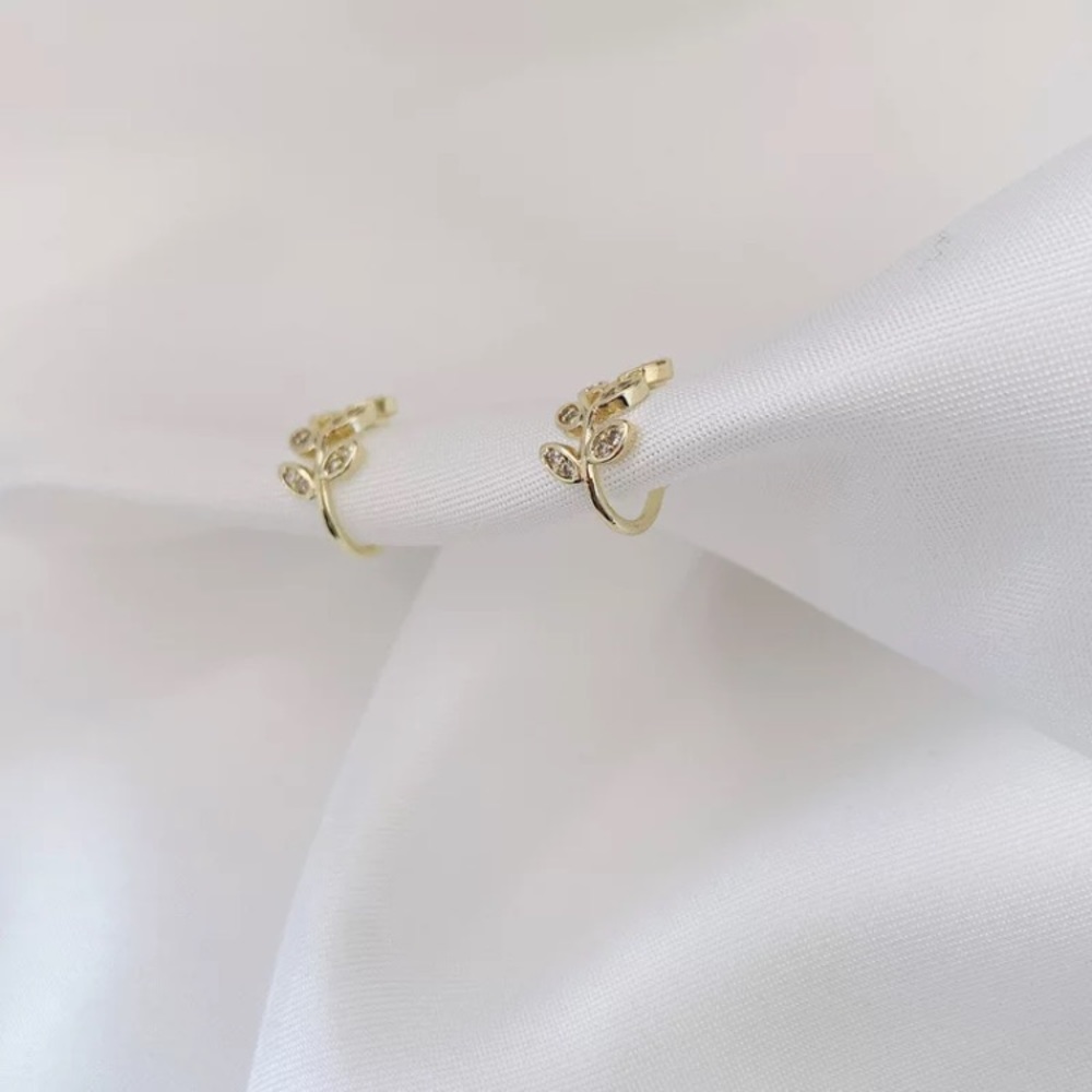 “Nature Dweller” Leaf Diamond No Pierce Ear Cuff - Picture 5 of 7